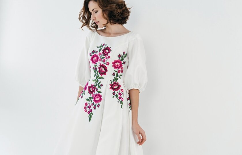 Весільна вишита сукня з українськими орнаментами